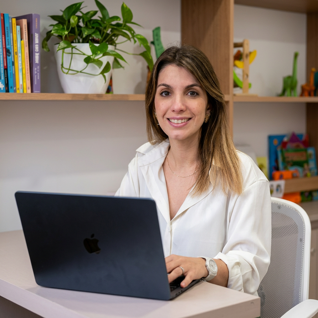 Yamila Tabarez trabajando en su computadora